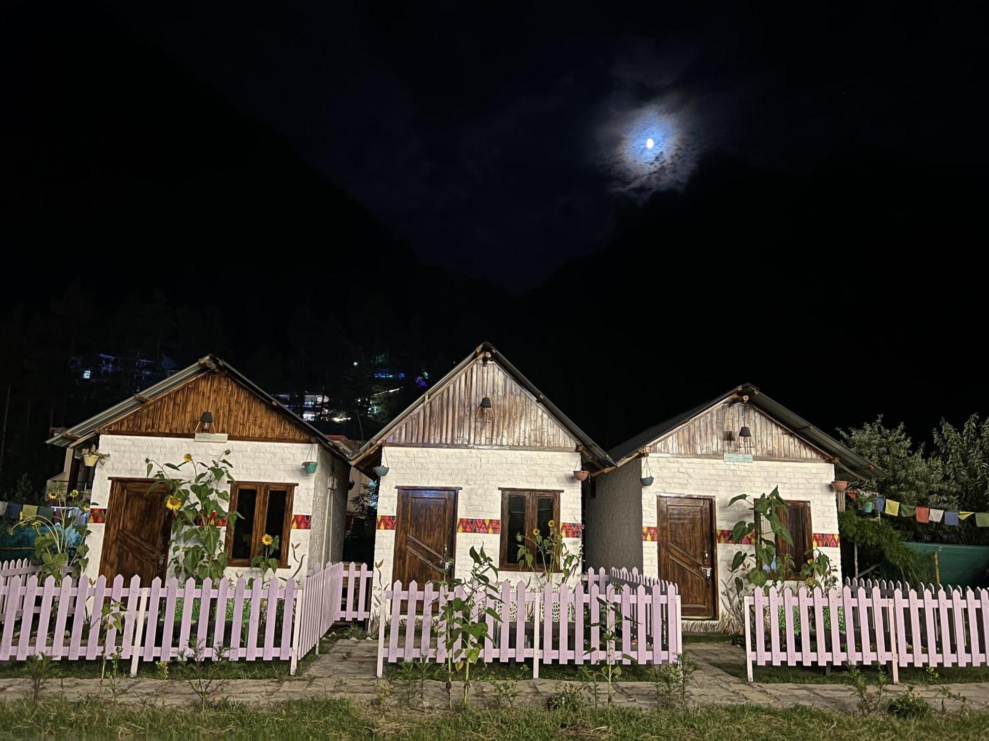 Himtrek Stay Kasol Luaran gambar